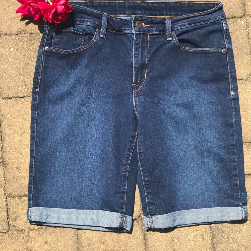 Women’s Levi shorts - Picture 2 of 9